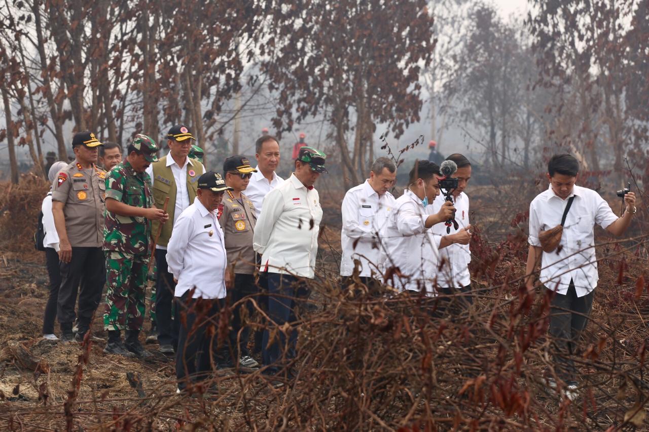 Mensos Dampingi Presiden Tinjau Lokasi Kebakaran Hutan dan Lahan