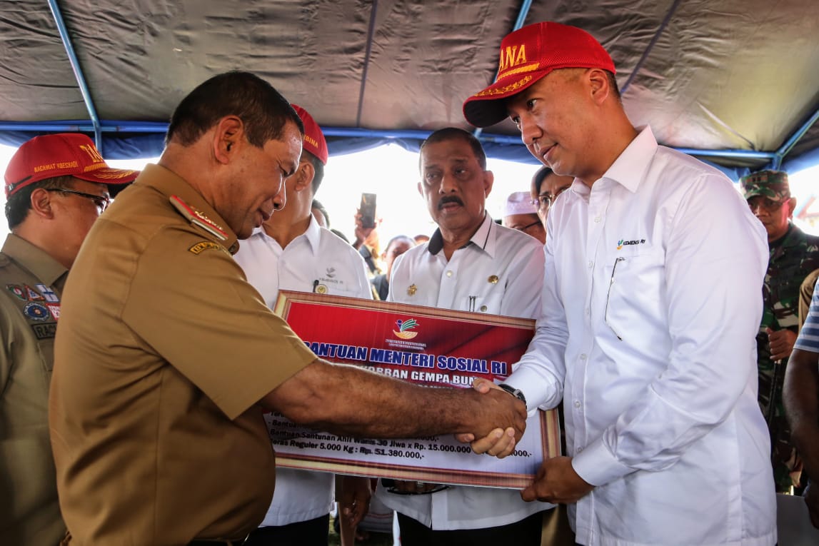 Mensos Berikan Bantuan Korban Bencana Alam Maluku