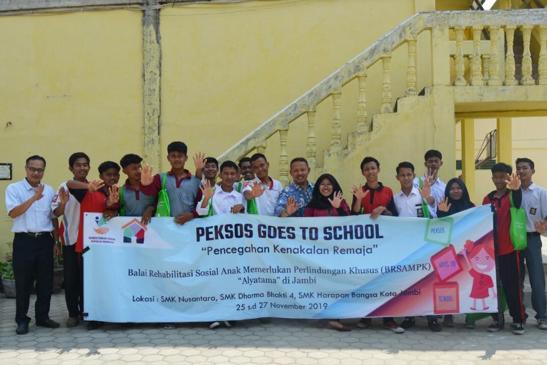 BRSAMPK "Alyatama" Greet Students of SMK Dharma Bhakti 4 Jambi City