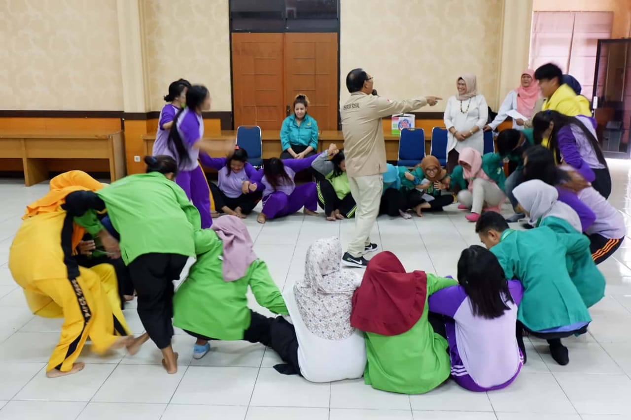 Group Therapy Familiarizes Recipients of Social Rehabilitation Center Watunas "Mulya Jaya" Services