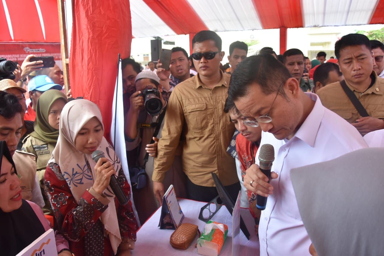 Minister of Social Affairs Witnesses Distribution of Basic Food Programs in Takalar