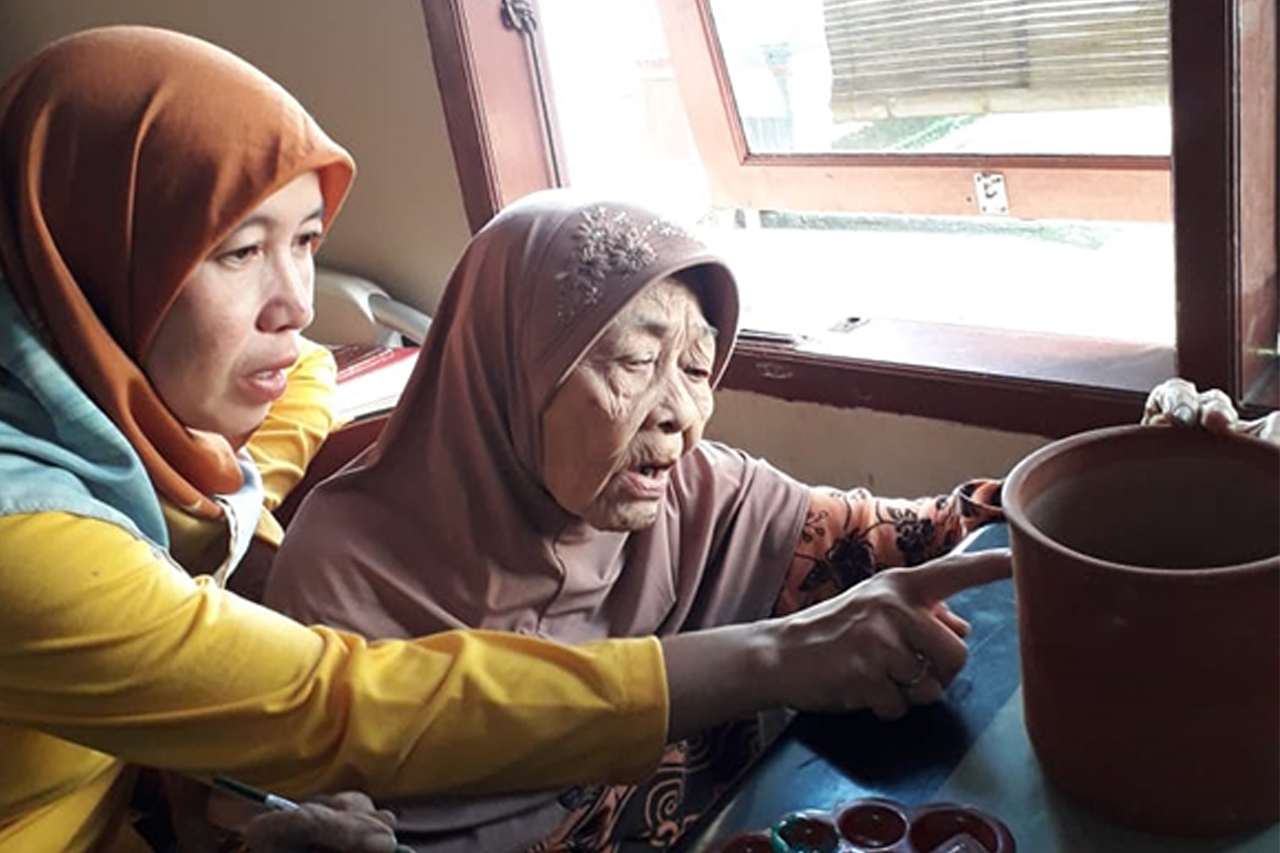 Social Workers Accompany the Elderly in Implementing Vocational Therapy