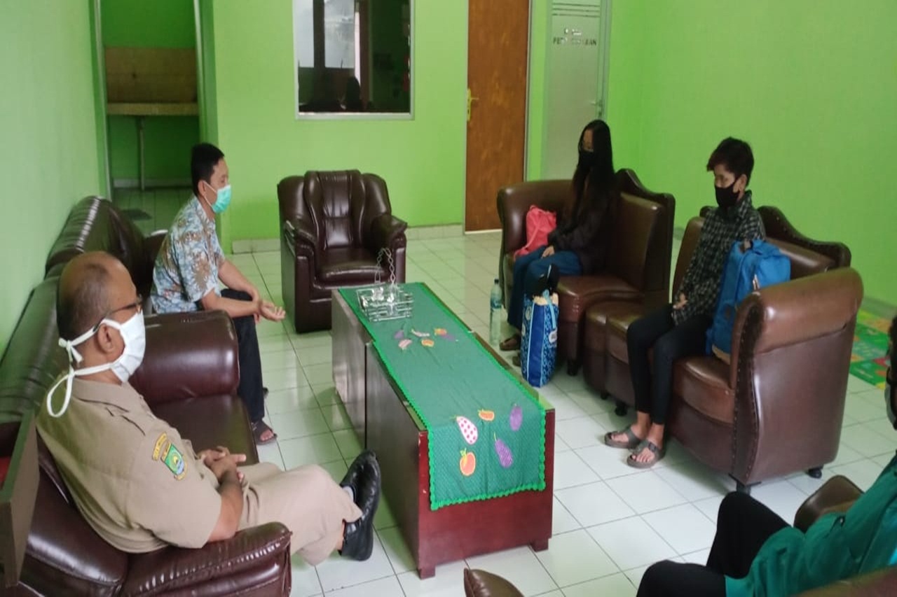 Becoming the Victim of Layoffs, Two Women from Tangerang were Referred to the Center