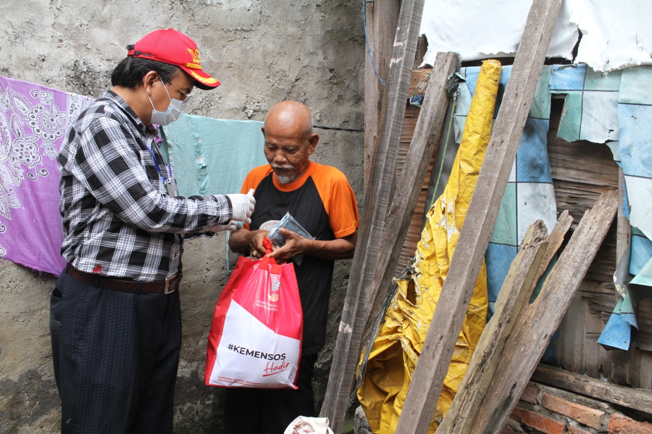 Kemensos Pastikan Bantuan Sembako Jangkau Warga Terlantar di Jakarta