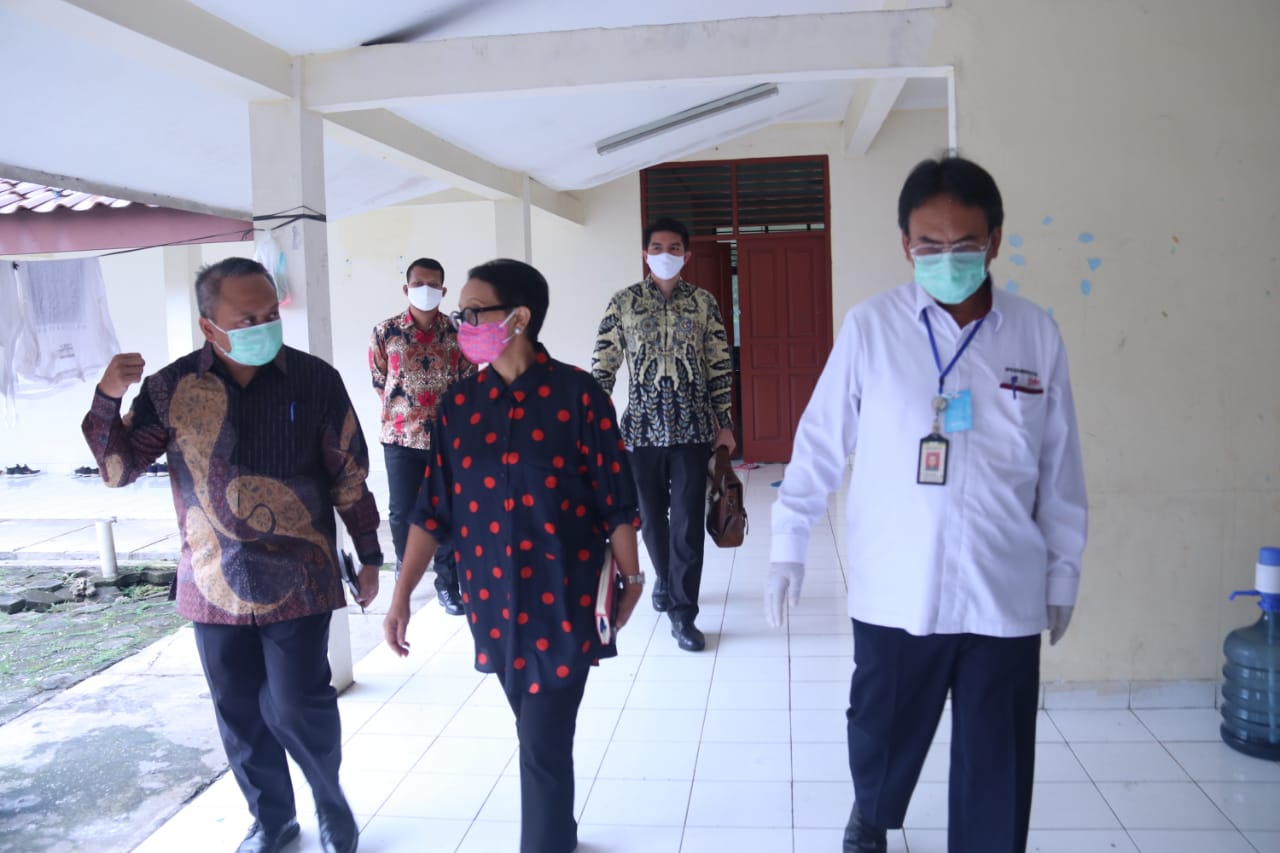 Review 14 Indonesian Migrant Workers Crew, Minister of Foreign Affairs Visits the Safe House and Trauma Center