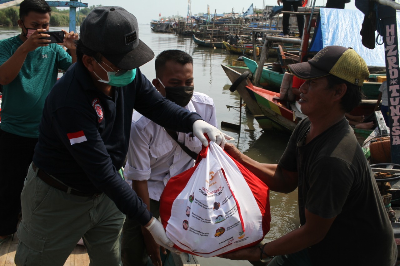 Ministry of Social Affairs: Social Assistance Targets Fishermen by Crossing the Kali Adem River in Jakarta