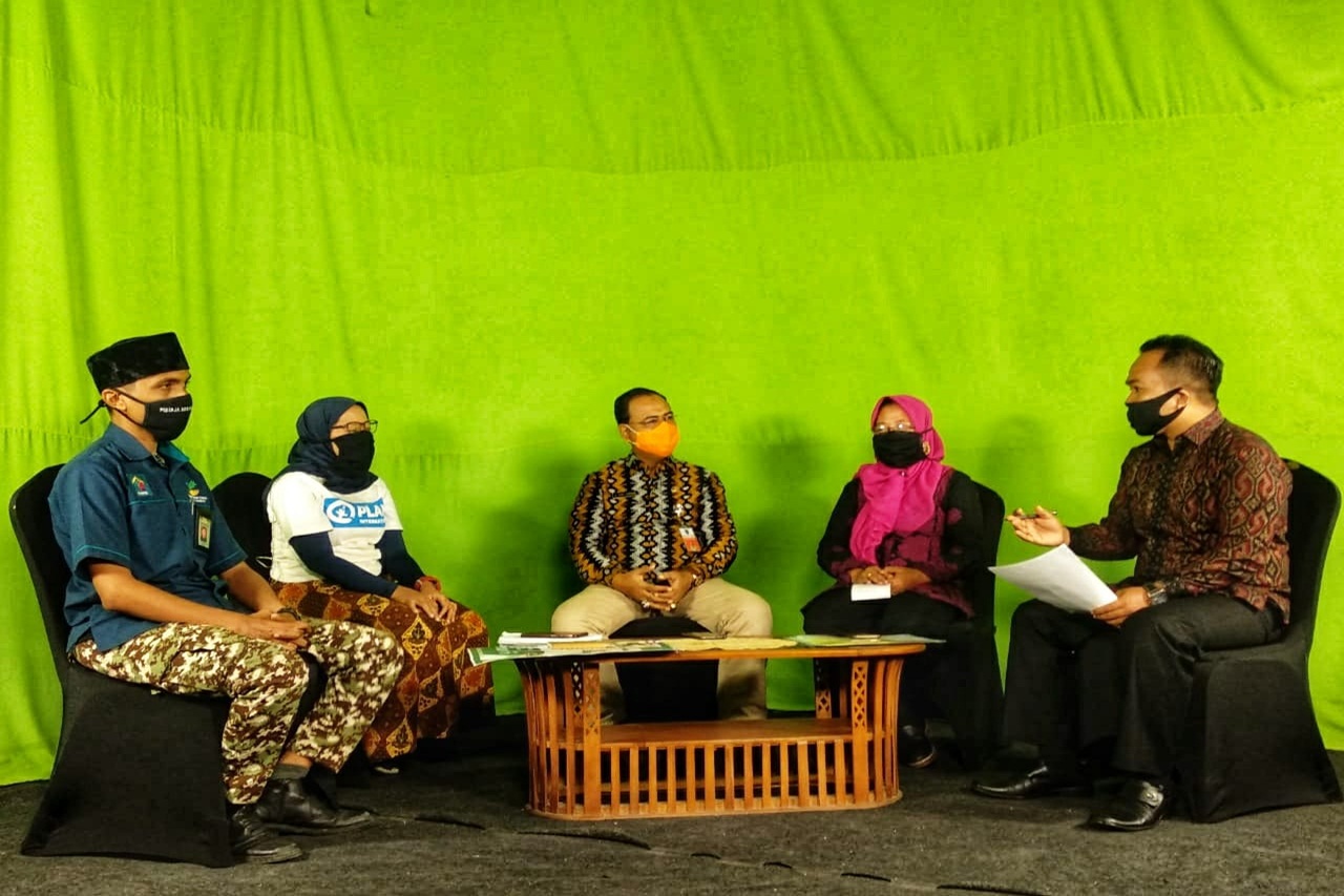 The NTB Social Worker Serve Unit and Lombok TV9 Talkshow Discuss the Impact of COVID-19