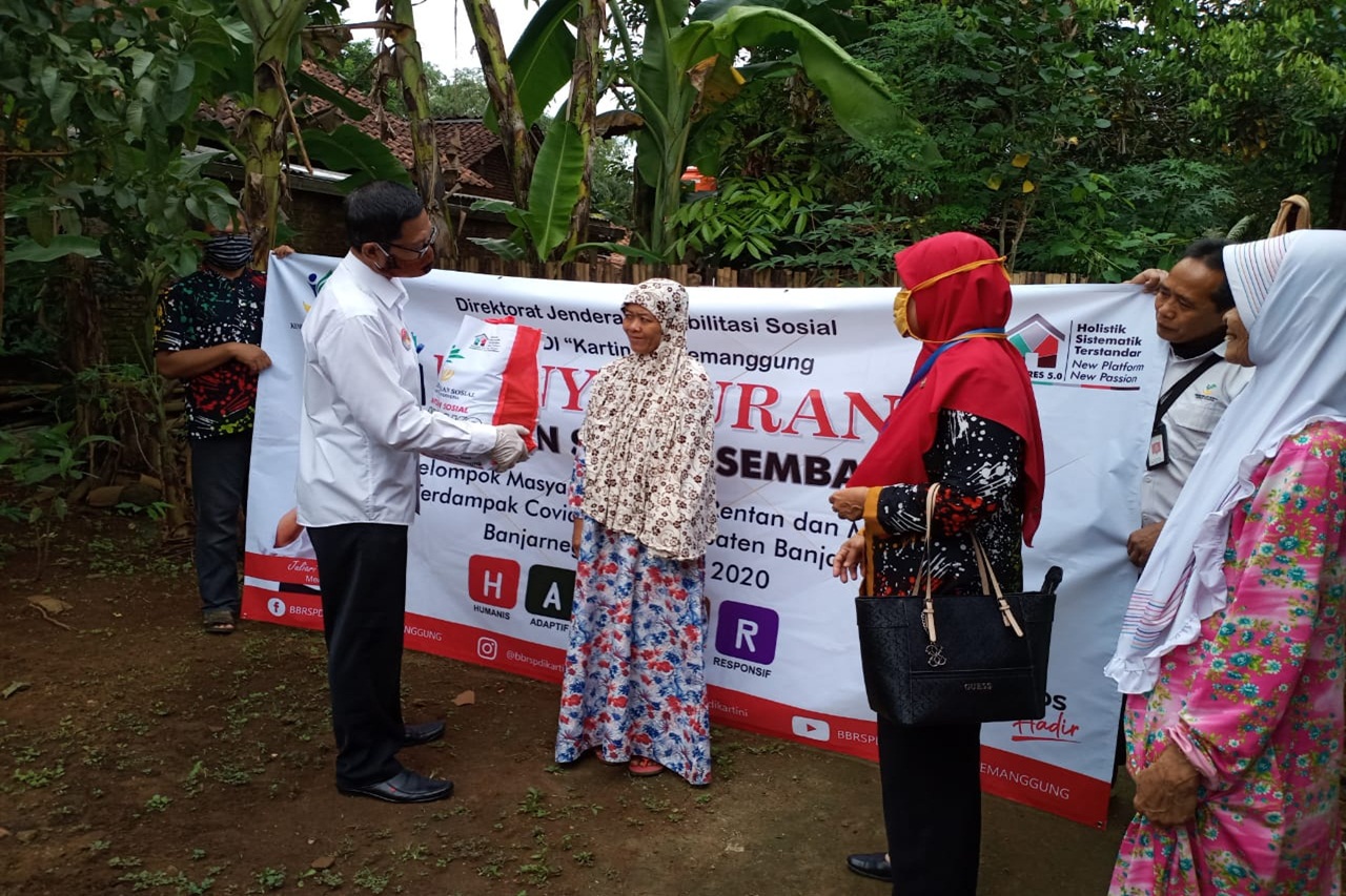 South Bengkulu Residents Warmly Welcome Social Assistance from MoSA