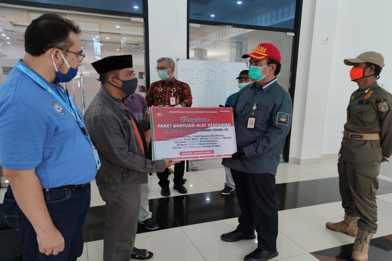 Director General of Social Rehabilitation Reviews and Distributes PPE in Cengkareng Sports Hall