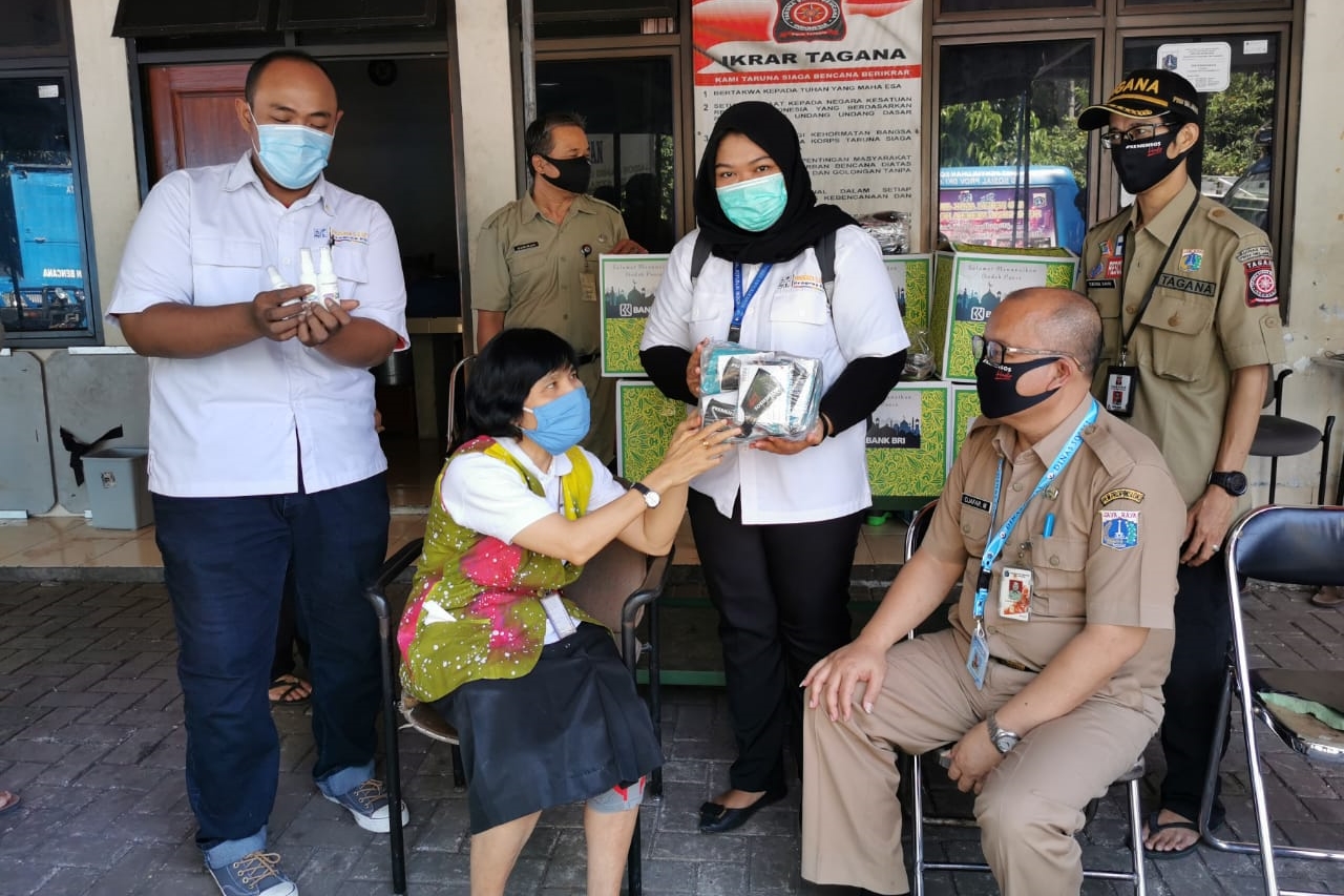 Bansos Paket Sembako dan Alat Kesehatan untuk Petugas TPS