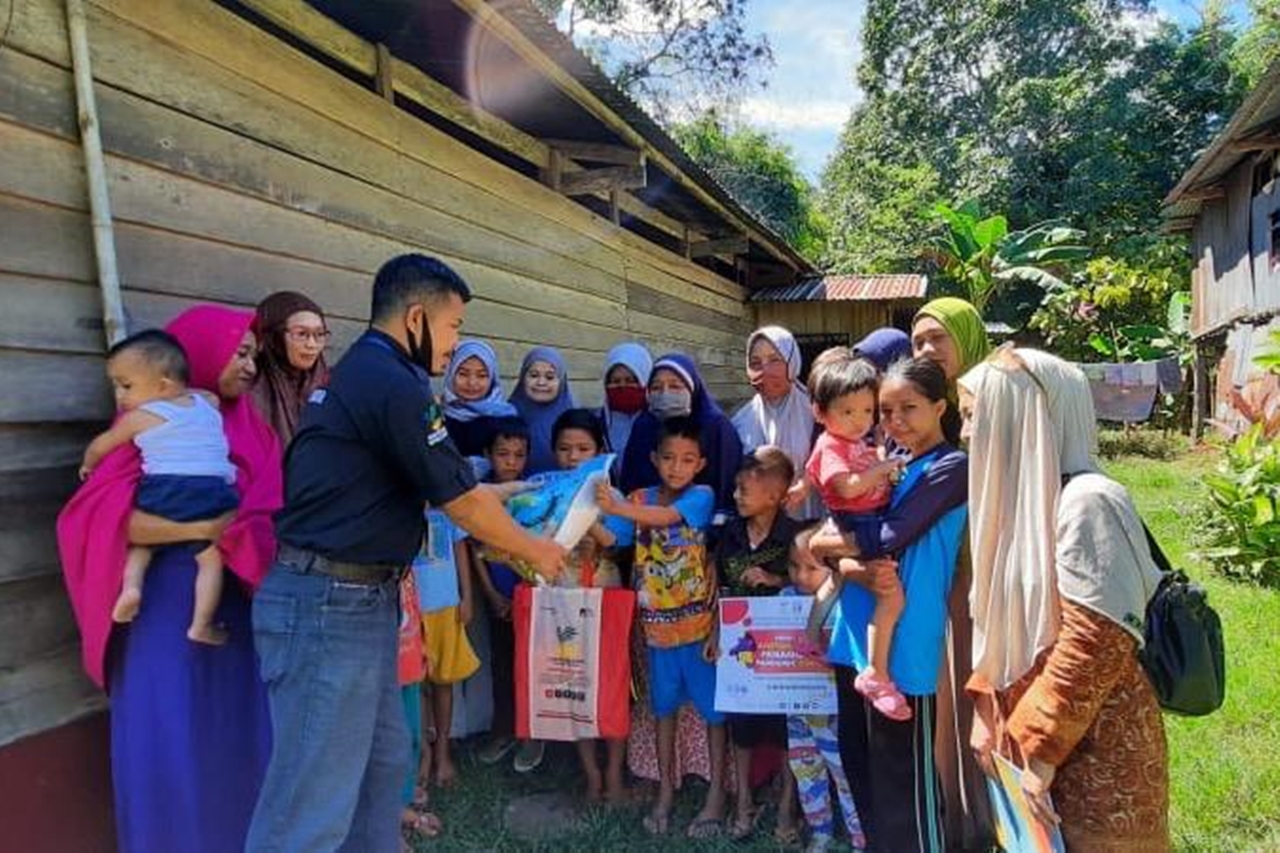 363 Basic Food Packages are Distributed to Children Affected by COVID-19 in South Sulawesi