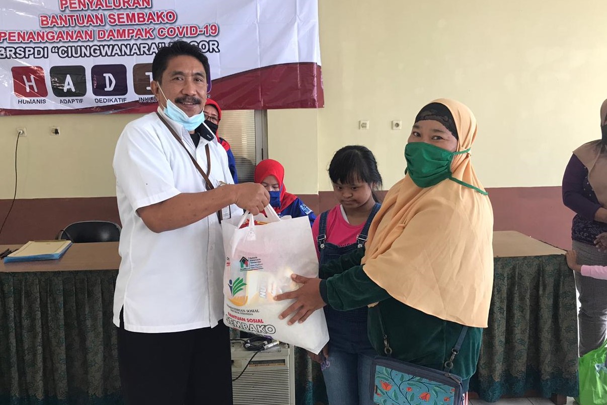 Tangis Haru Warnai Penyaluran Bantuan Sembako di Bandung Barat