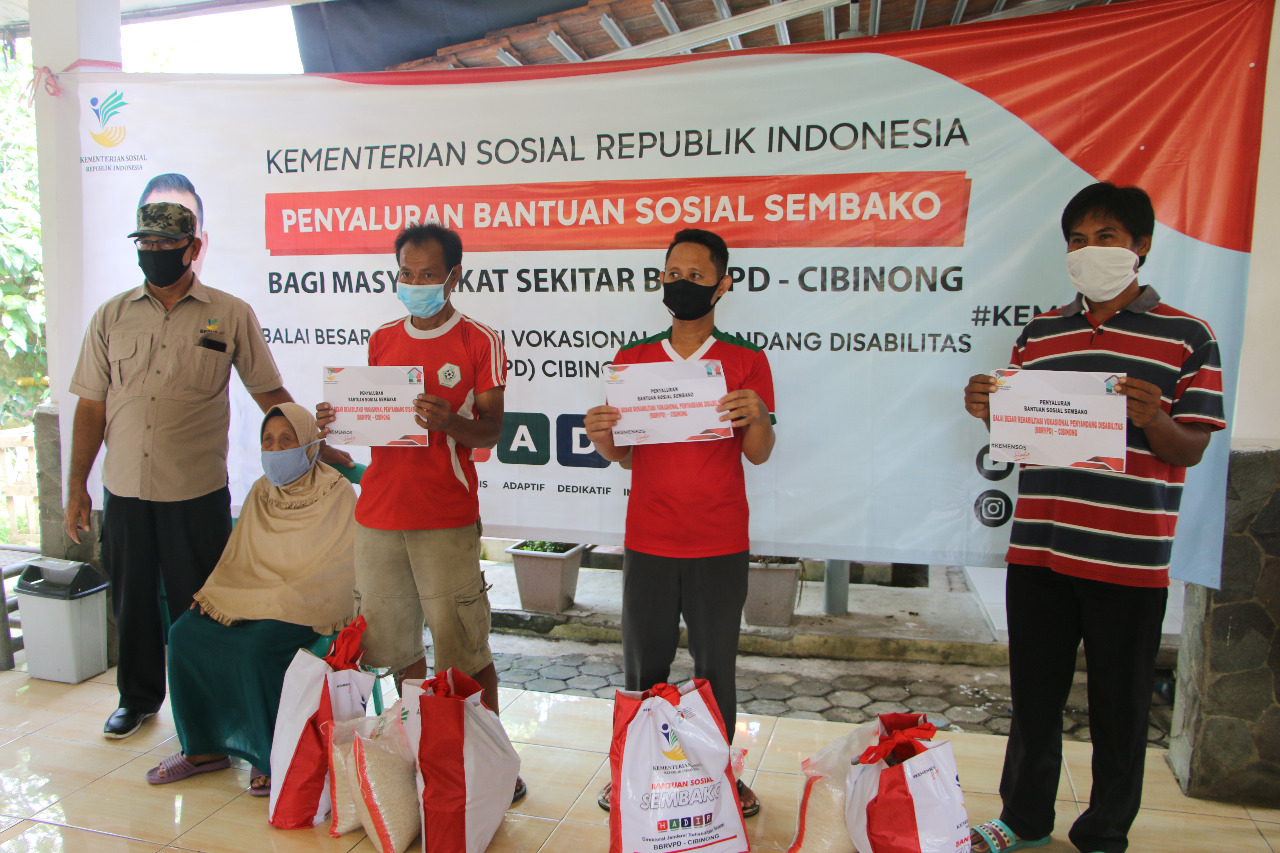 Cibinong Rehabilitation Center Distributes 95 Food Packages for the Community