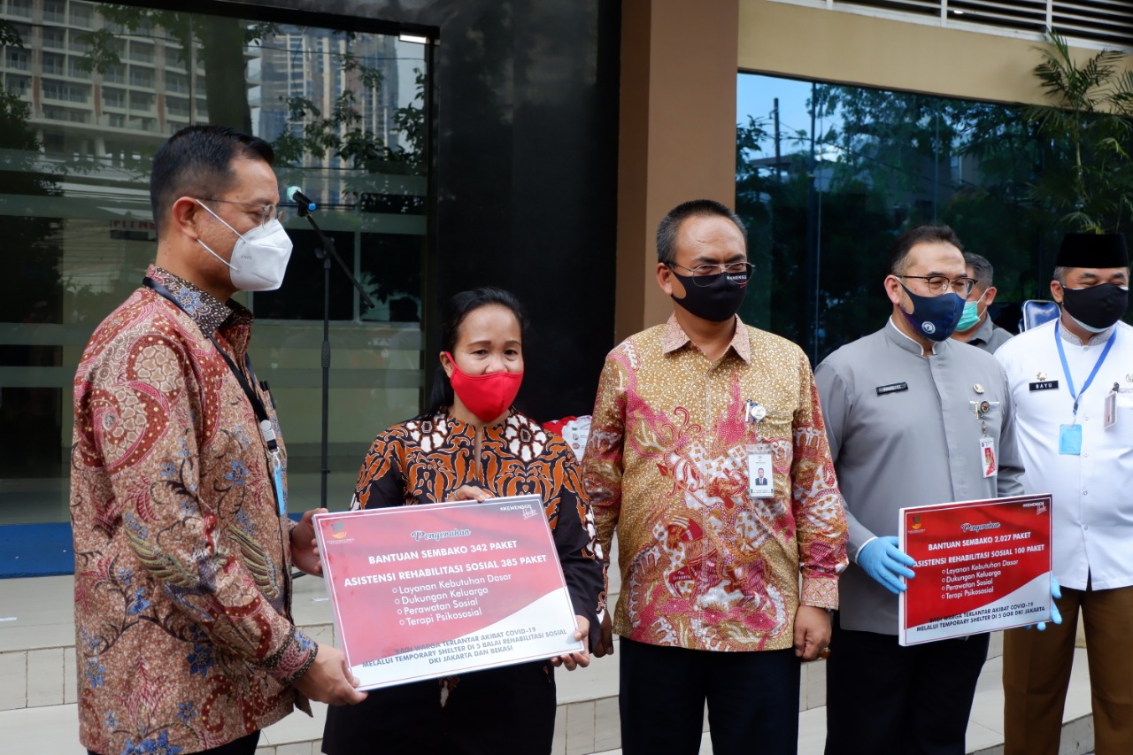 Head of "Mulya Jaya" Center Receives Social Assistance Symbolically from the Minister of Social Affairs