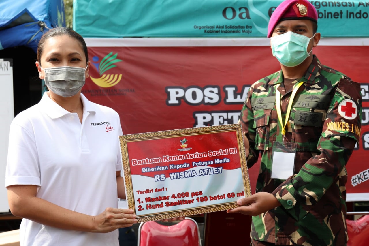 OASE Kabinet Indonesia Maju Serahkan Bantuan kepada Pihak Rumah Sakit