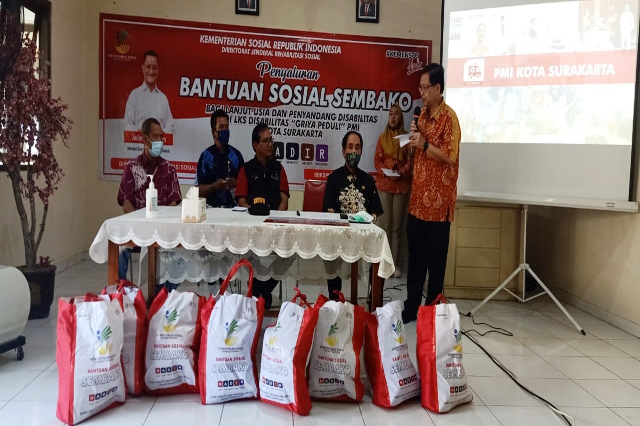 The Ministry of Social Affairs Distributes Basic Food Assistance to 128 PMI Solo Griya Residents