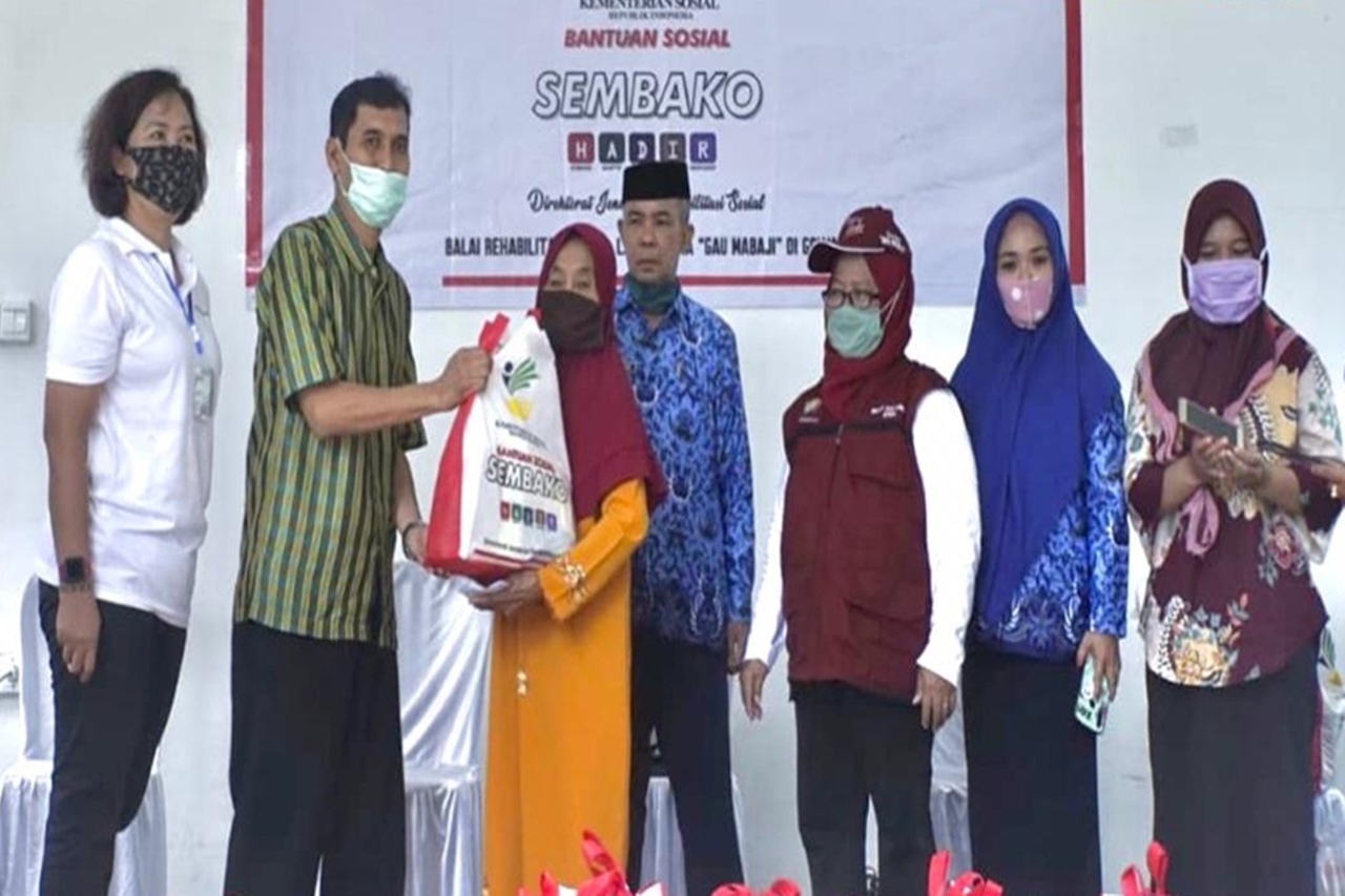 "Gau Mabaji" Elderly Center Distributes Social Assistance to West Sulawesi