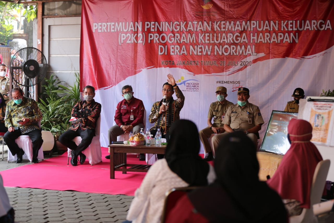 Reviewing P2K2 Implementation, Social Minister Gives Education to KPM PKH