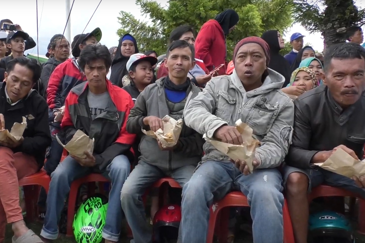 Visiting Wamena, Social Minister Eats Together with Refugees of Conflict