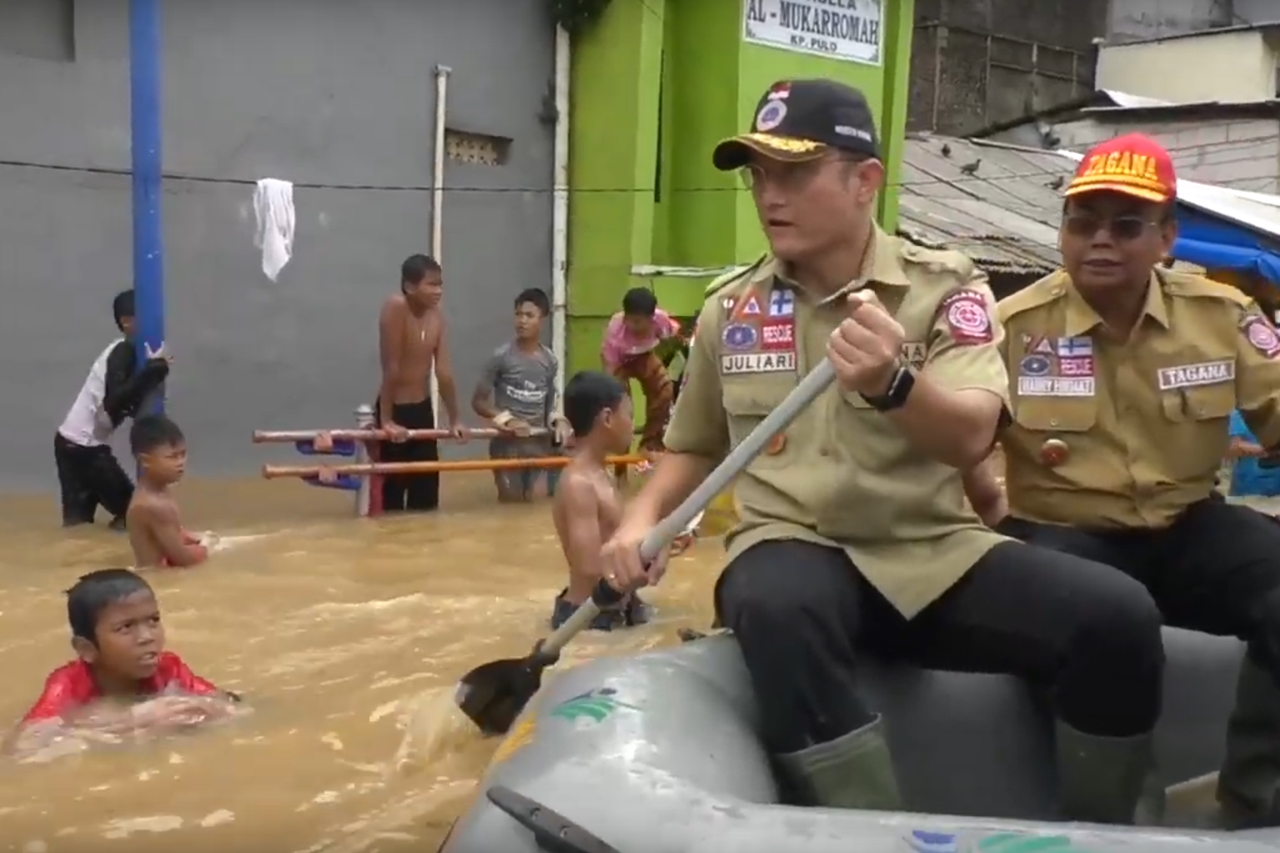 Mensos Tinjau Banjir Jakarta dengan Perahu Karet