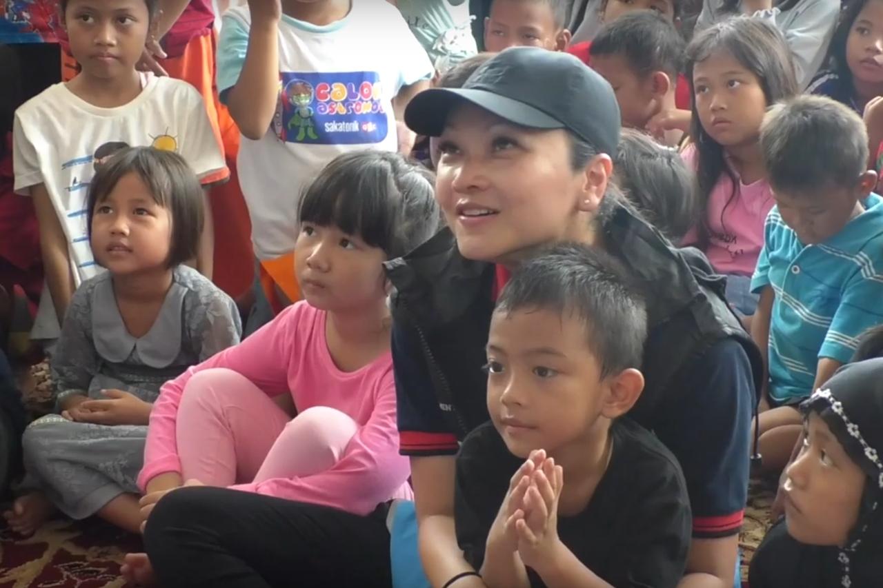 Grace Batubara Entertains Children of Flood Victims