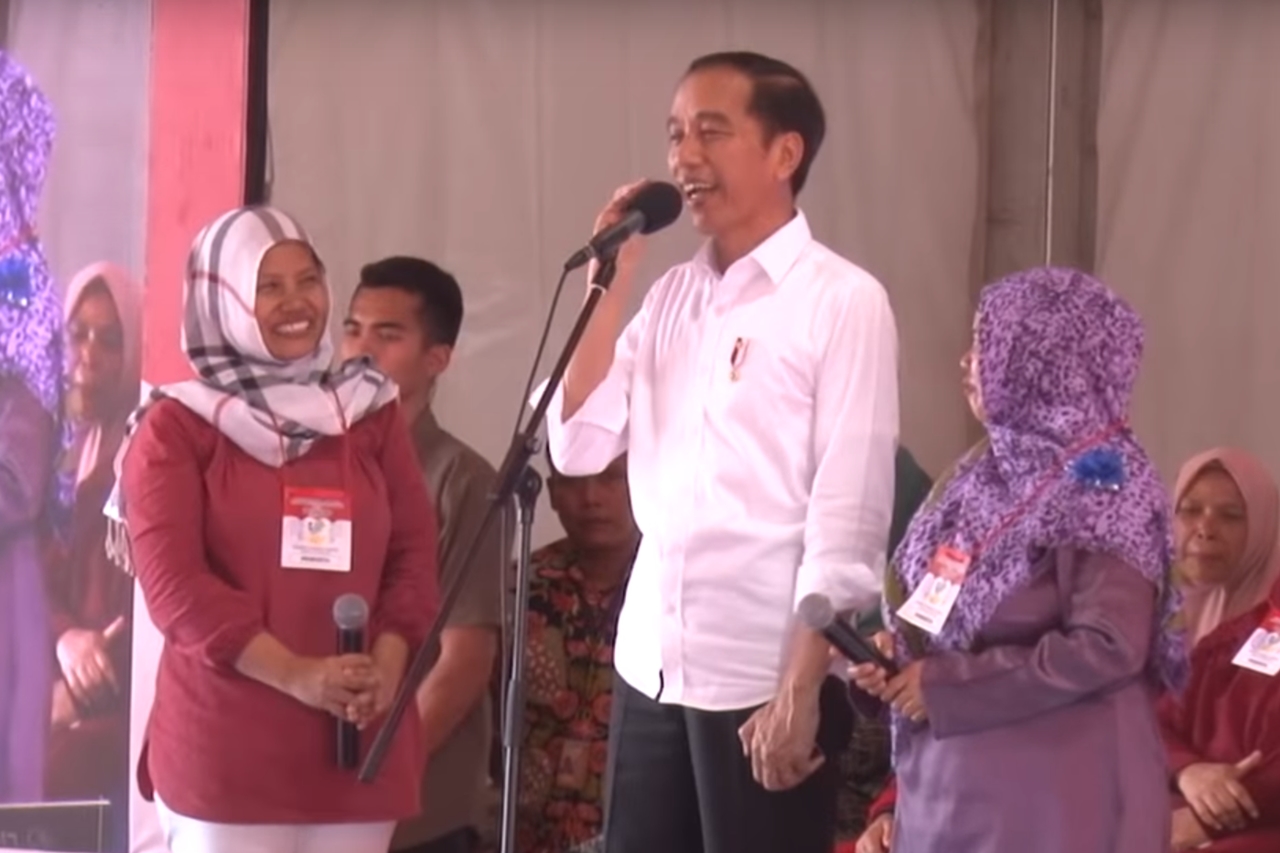 Aksi Lucu Presiden Jokowi Bersama Penerima PKH di Cimahi