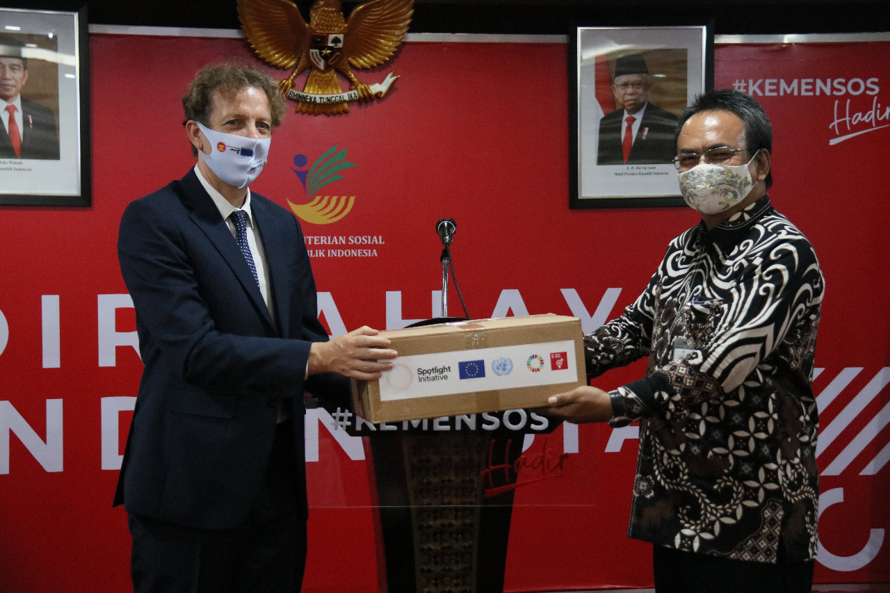 Protect Indonesian Migrant Workers, Ministry of Social Affairs Receives PPE Assistance from UN Women