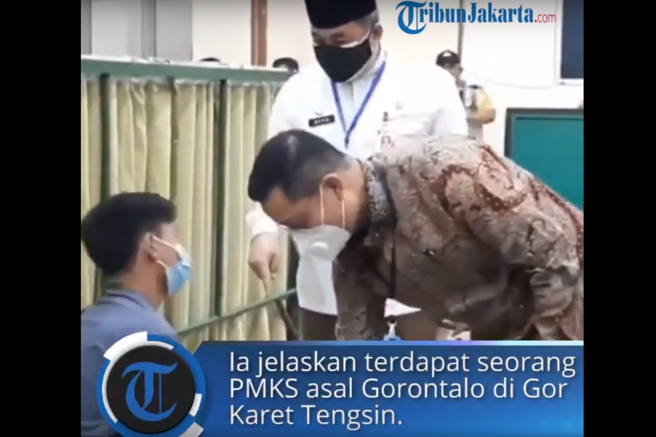 Mensos Hadir di GOR Salurkan Bantuan Warga Terlantar Terdampak COVID-19