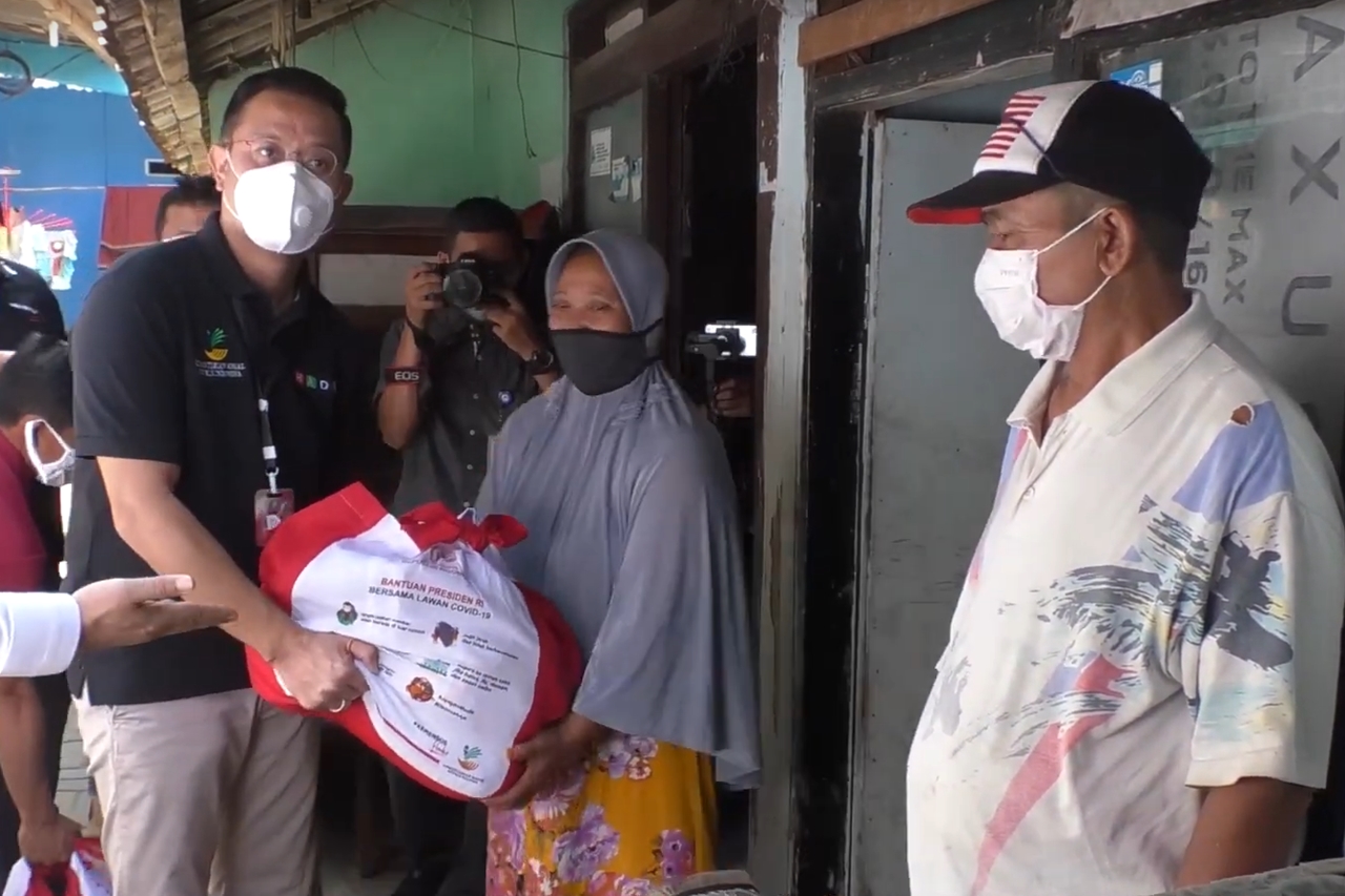 Tukang Becak di Pondok Gede Diberi Sembako oleh Mensos