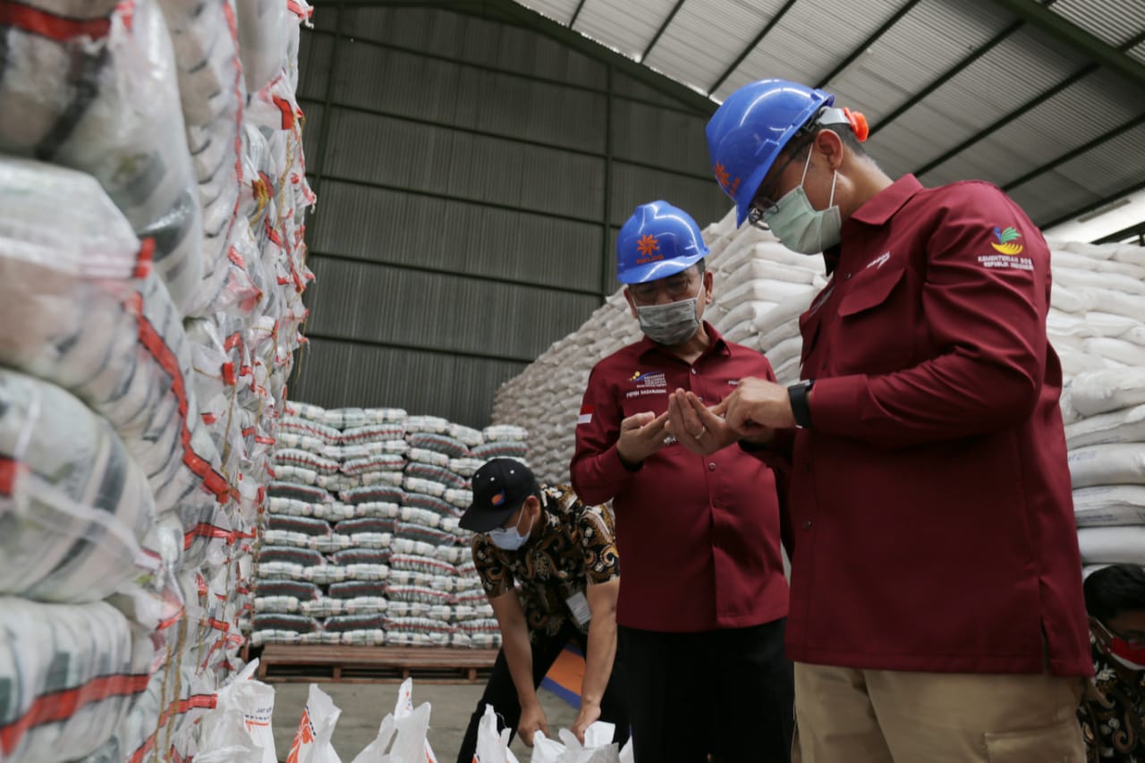 Social Minister Checks Rice Stocks at Bulog Pegambiran Warehouse