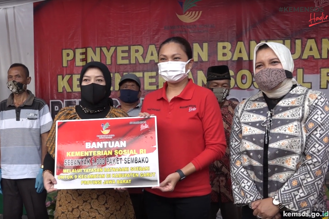 Kemensos Bantu Seorang Bapak dan Serahkan Bantuan Sembako Kemensos di Kabupaten Garut