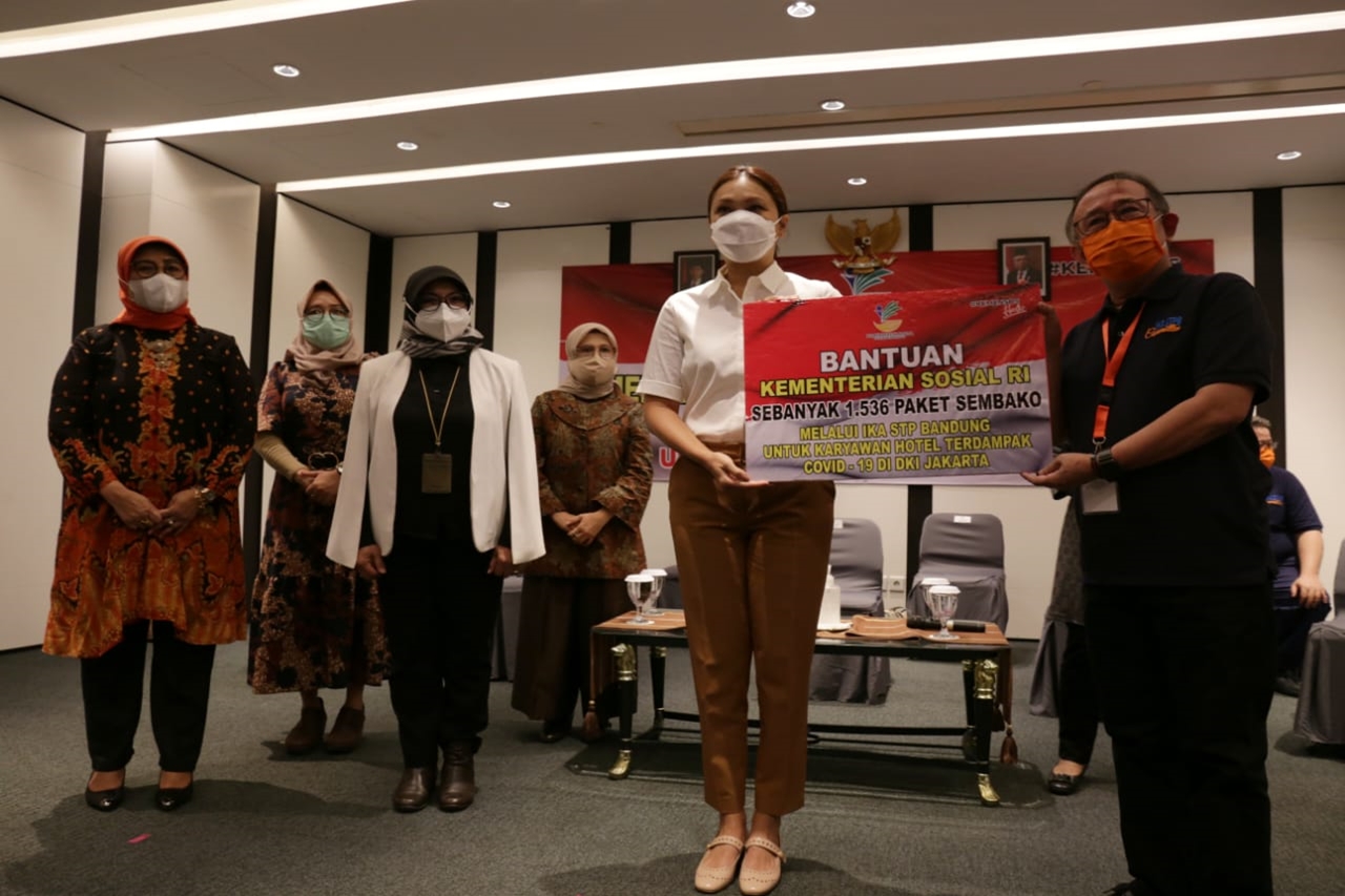 Kemensos Serahkan Sembako 1.536 Paket ke 32 Hotel di Jakarta