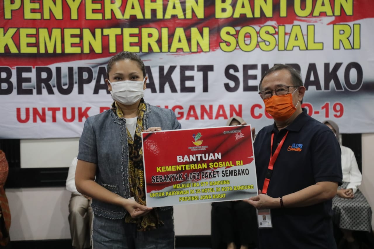 Penasihat DWP Kemensos Salurkan Bansos Bagi Pegawai Hotel Terdampak COVID-19 di Bandung