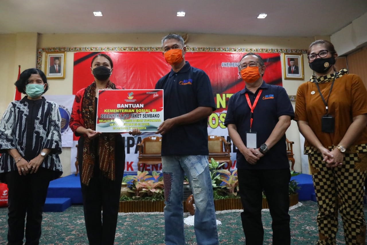 Penasihat DWP Kemensos Salurkan Sembako bagi Karyawan Hotel Terdampak COVID-19