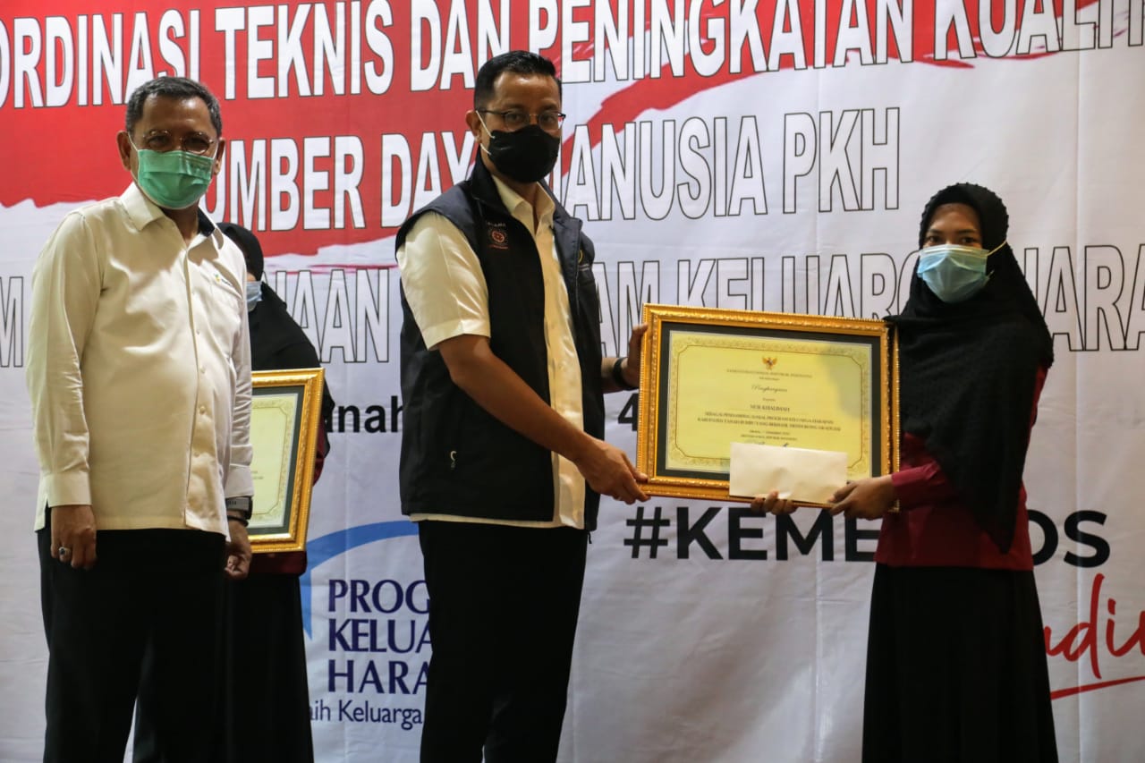 Ministry of Social Affairs Distributes Social Assistance to LKS in Tanah Bumbu