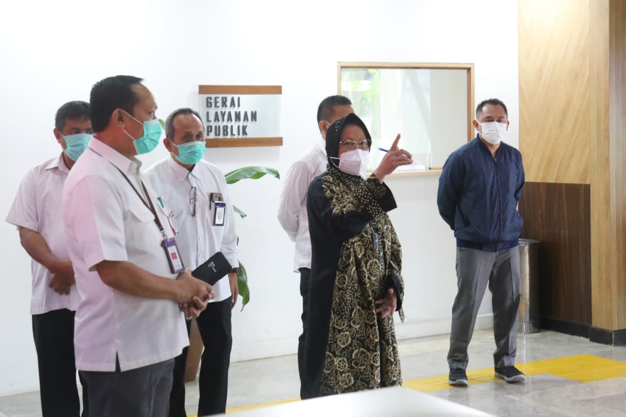 Minister of Social Affairs Risma Visits Ministry of Social Office Public Services