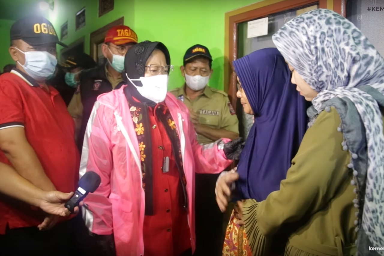 Mensos Risma Kunjungi Korban Longsor Sumedang