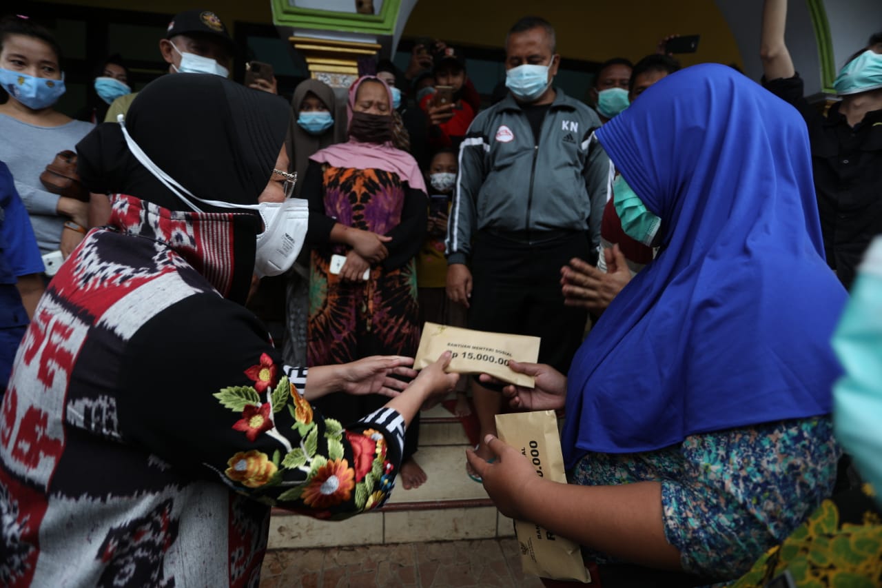 Kementerian Sosial Serahkan Santuan Kematian Korban Banjir Kabupaten Pasuruan