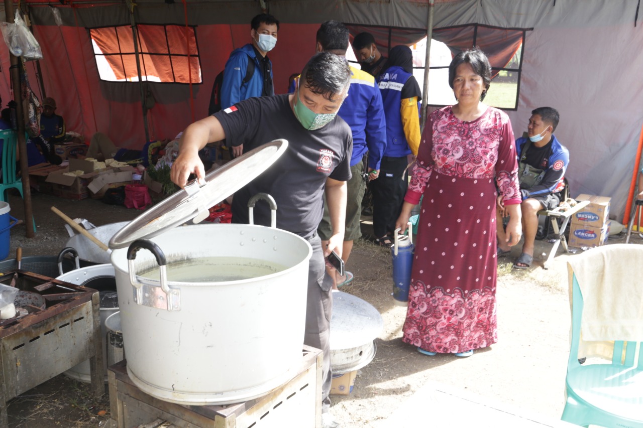Sampai Hari Ke-5, Kementerian Sosial Masih Rutin Siapkan 4000 Nasi Bungkus untuk Penyintas Banjir Subang