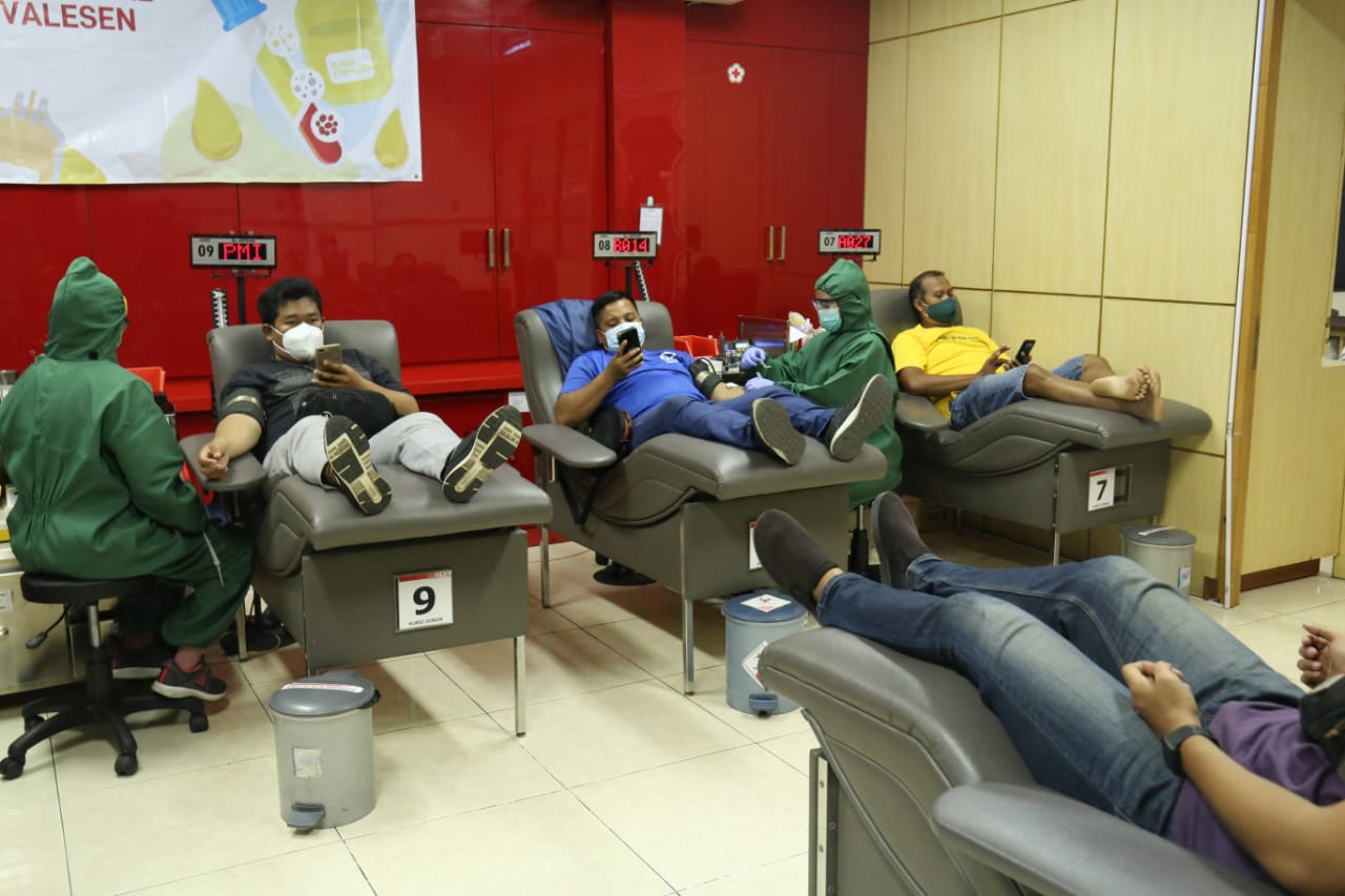 Menko PMK dan Mensos Kunjungi Unit Donor Darah PMI Surabaya