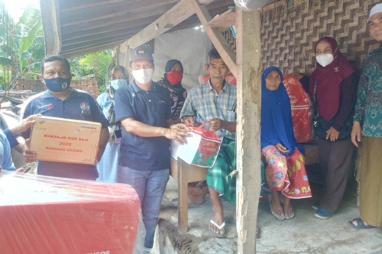Ministry of Social Affairs Distributes Aid to Elderly Victims of House Fire