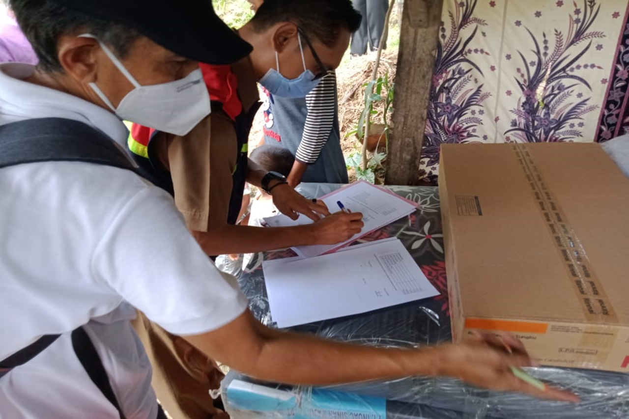 Ministry of Social Affairs Distributes Assistance to a Family Living in the Gardens