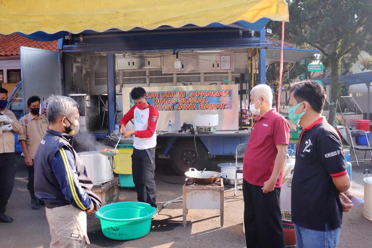 Covid-19 Emergency Response, Social Minister Establishes Public Kitchen at Bandung Wyata Guna Center