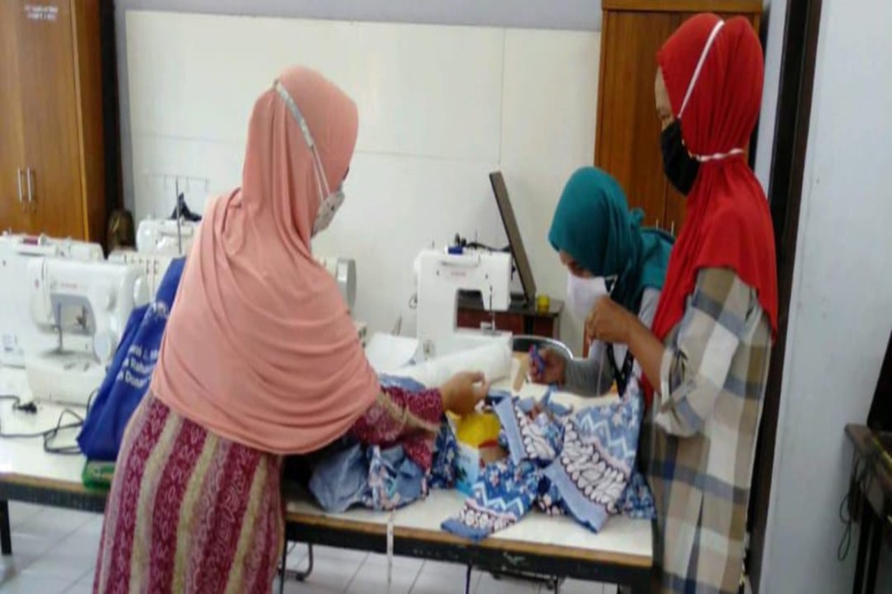 "Pangudi Luhur" Center Mass Production of Masks to Meet the People’s Demand