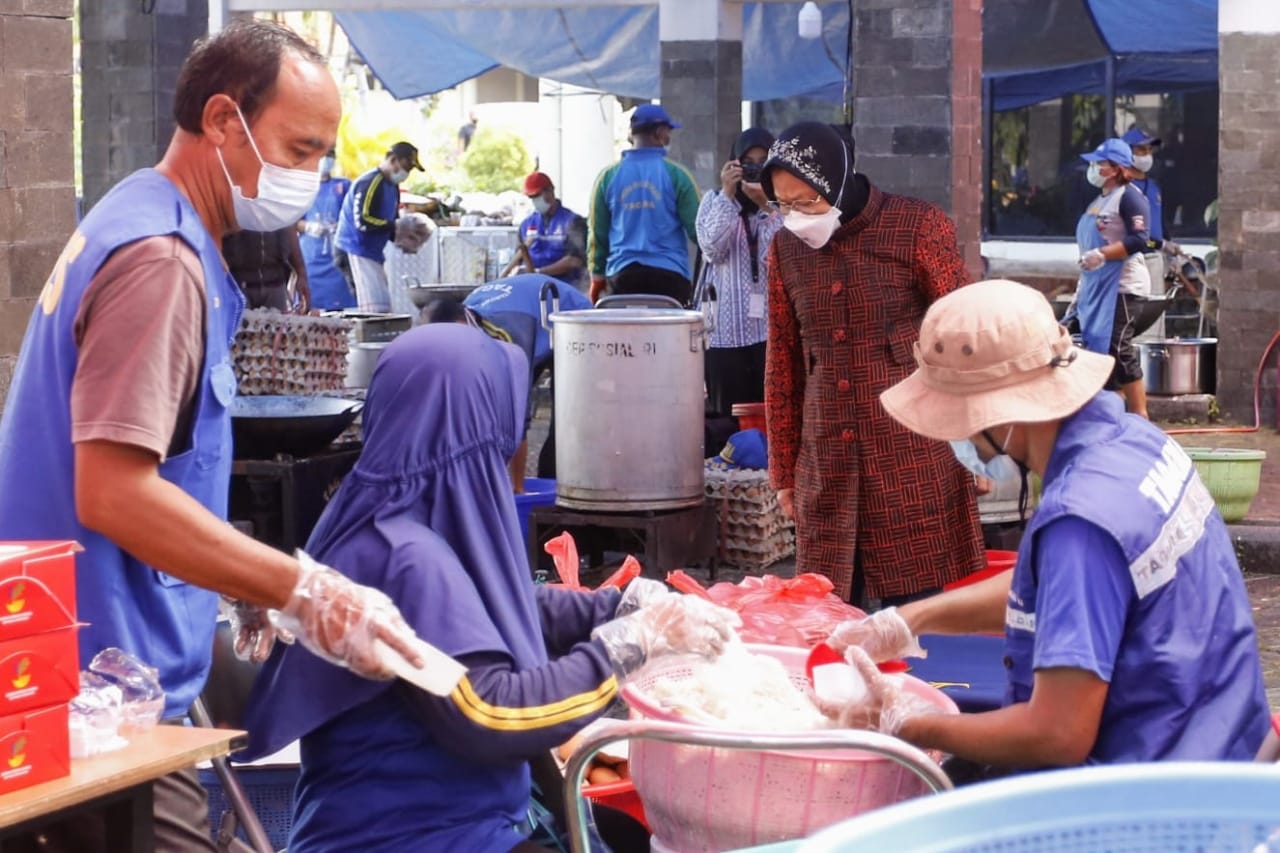 Intensive Monitoring of Public Kitchen Operations, Social Minister Risma Ensures Fulfillment of Food and Nutrition Needs for Community during Emergency PPKM