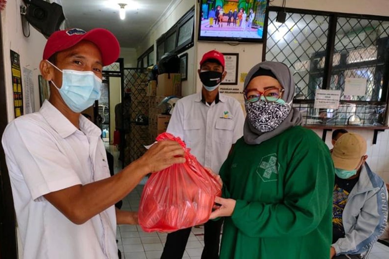 Kolaborasi Tiga Balai dalam Pendistribusian Nutrisi bagi Nakes dan Petugas Pemakaman