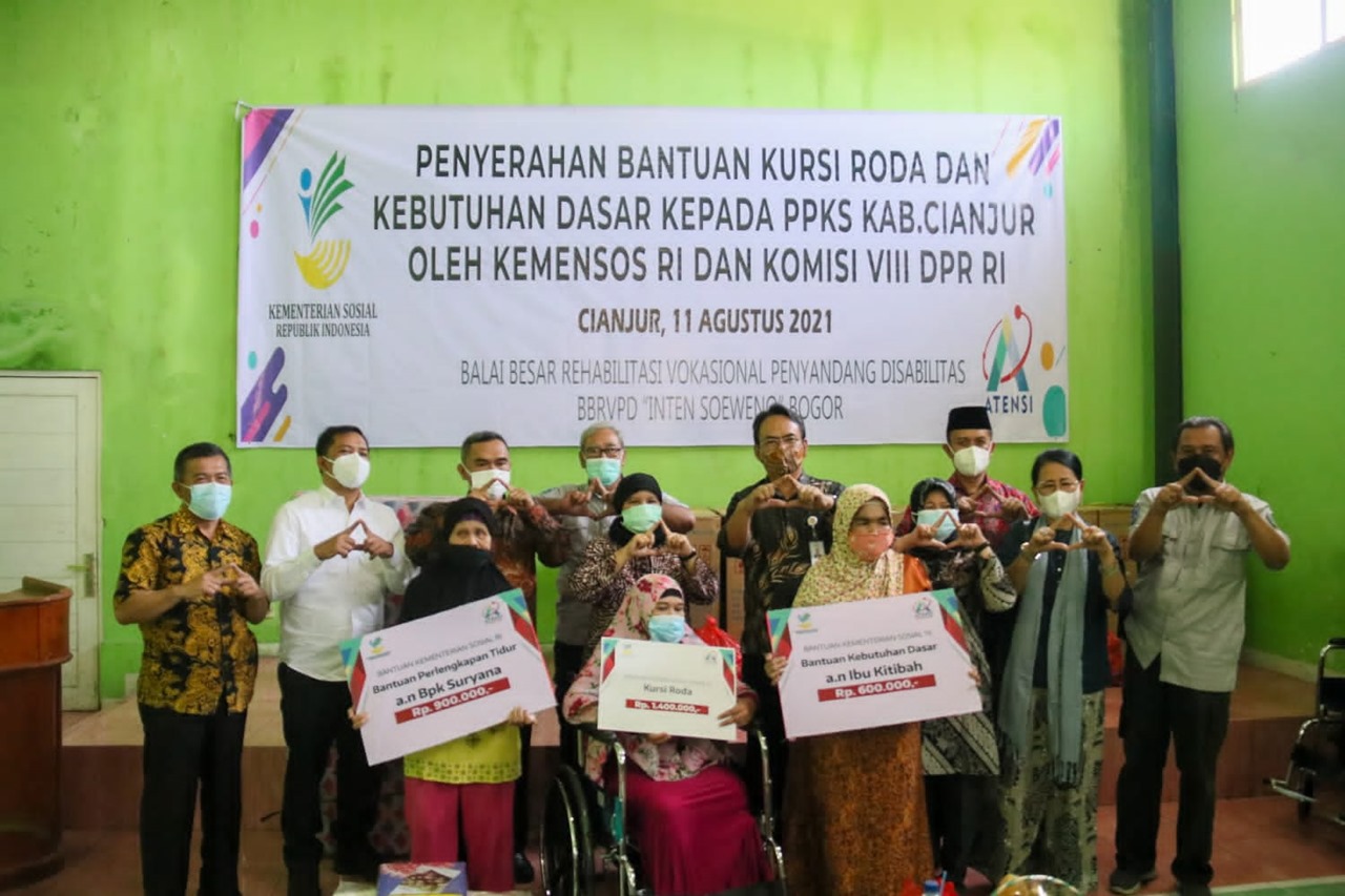 Kemensos Salurkan Bantuan bagi PPKS di Kabupaten Cianjur