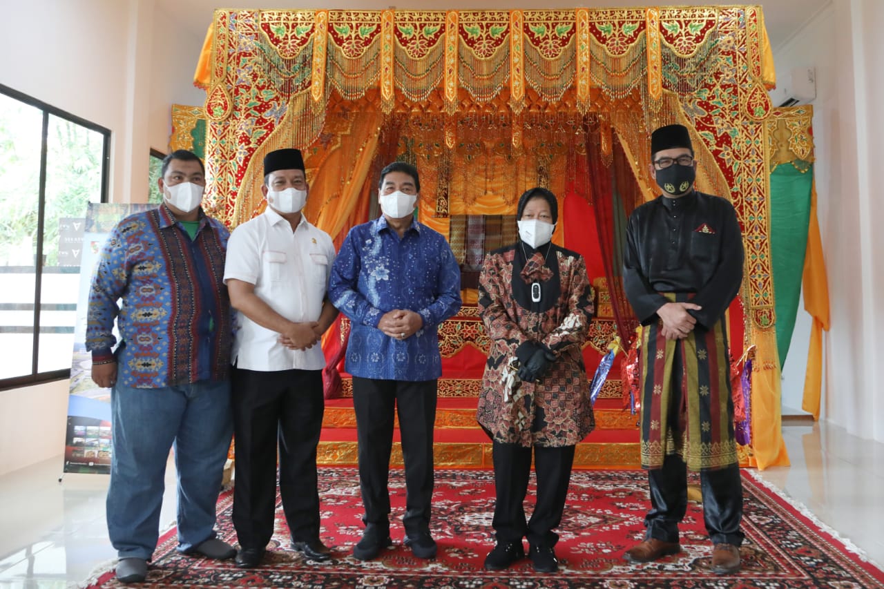 Mensos Apresiasi Dapur Umum Kemensos di Riau
