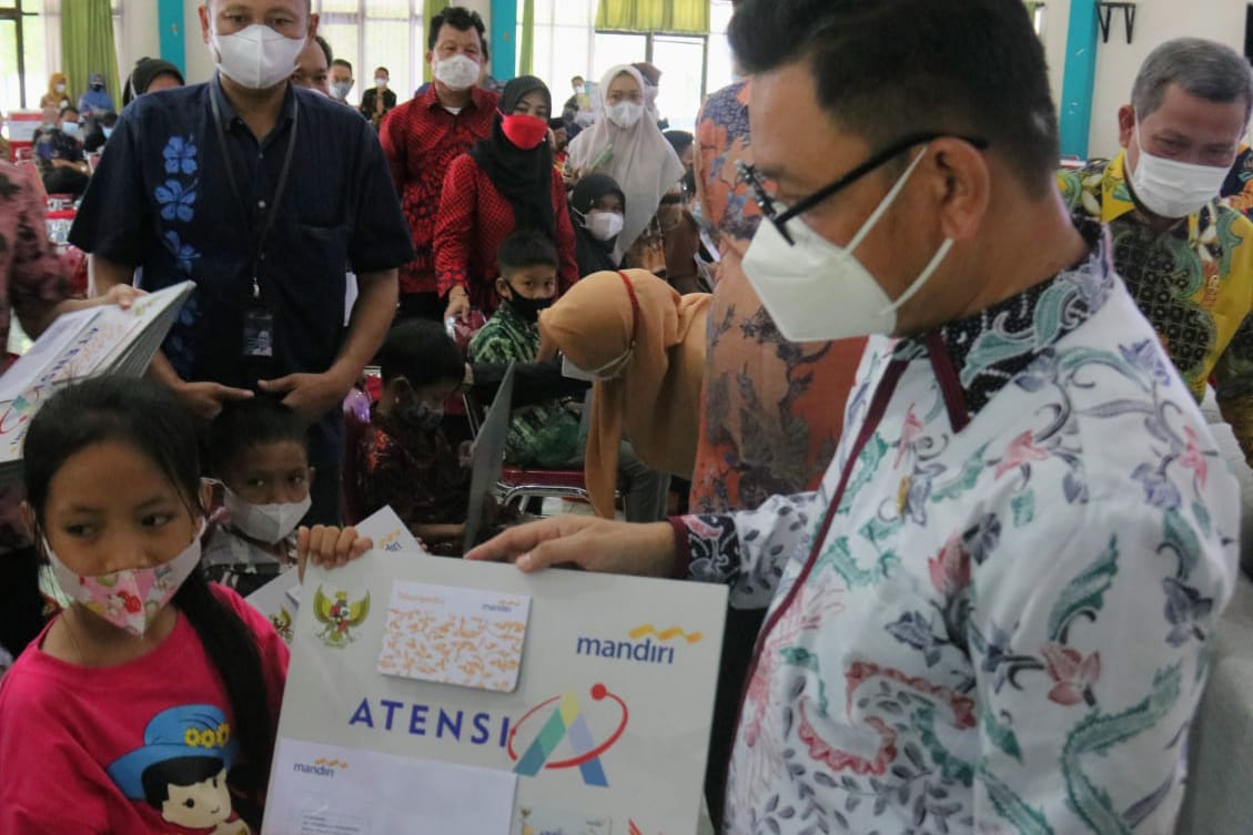 Serahkan Bantuan ATENSI, Komisi VIII DPR RI Bersama Kemensos Antisipasi Dampak Pandemi Bagi Anak