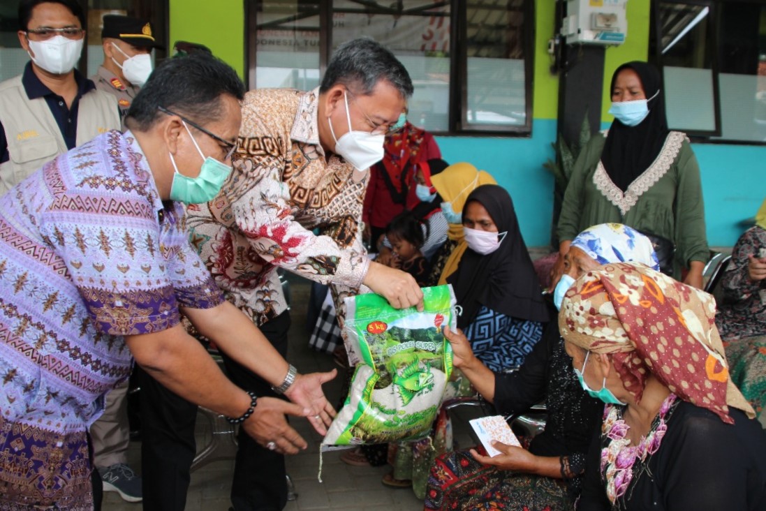 The Ministry of Social Affairs Synergizes Social Assistance with the COVID-19 Vaccine in Bangkalan